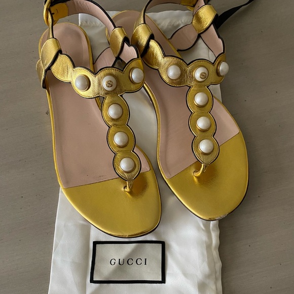 GUCCI Gucci Gold Scalloped Leather Faux Pearl Embellished Thong Flat Sandals - Picture 2 of 8